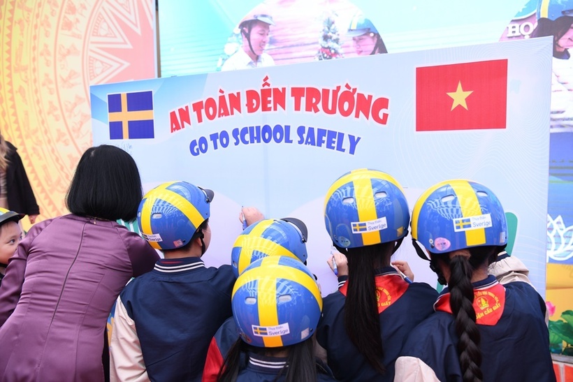 Thụy Điển trao tặng 400 mũ bảo hiểm cho học sinh trường Tiểu học Trung Yên&nbsp; - 10