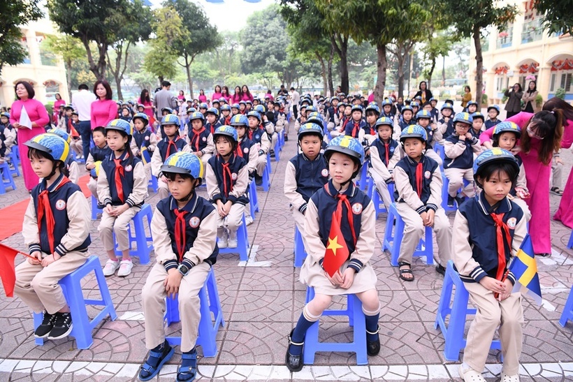 Thụy Điển trao tặng 400 mũ bảo hiểm cho học sinh trường Tiểu học Trung Yên&nbsp; - 12