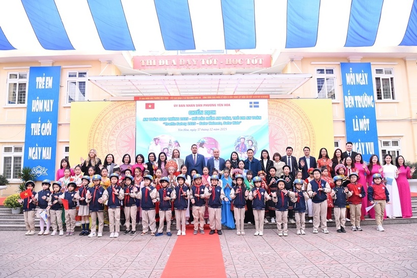 Thụy Điển trao tặng 400 mũ bảo hiểm cho học sinh trường Tiểu học Trung Yên&nbsp; - 1