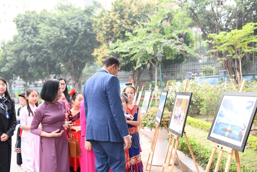 Thụy Điển trao tặng 400 mũ bảo hiểm cho học sinh trường Tiểu học Trung Yên&nbsp; - 13