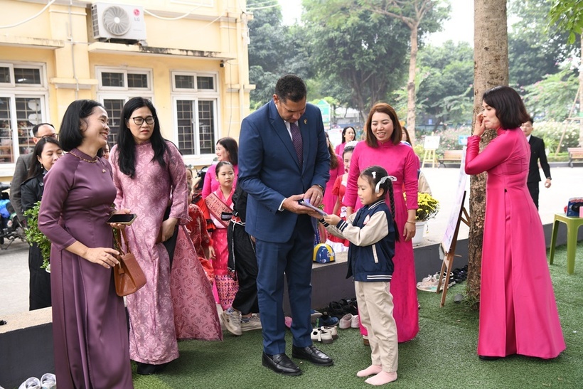 Thụy Điển trao tặng 400 mũ bảo hiểm cho học sinh trường Tiểu học Trung Yên&nbsp; - 14