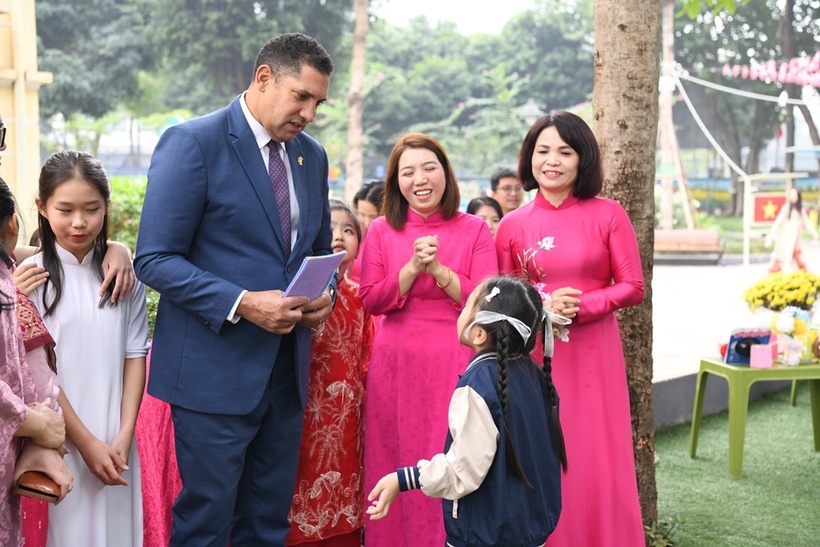 Thụy Điển trao tặng 400 mũ bảo hiểm cho học sinh trường Tiểu học Trung Yên&nbsp; - 15