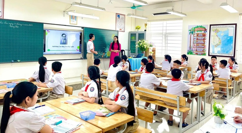 Sở GD&ĐT TP.HCM vừa có hướng dẫn về việc chi trả tiền lương dạy 2 buổi/ngày cho giáo viên ở các trường phổ thông công lập năm học 2025-2026. Ảnh minh họa