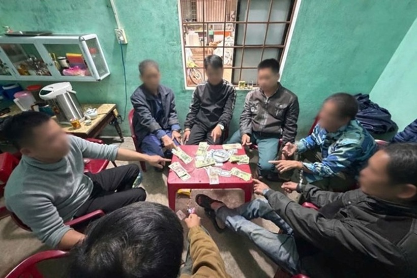 Nhóm người tham gia đánh bạc bị bắt quả tang.