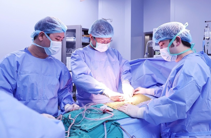 Bác sĩ phẫu thuật cho bệnh nhân. Ảnh: VTC News.