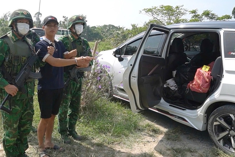 Kiệt cùng chiếc ô tô bị lực lượng chức năng tạm giữ. Ảnh: Dân trí