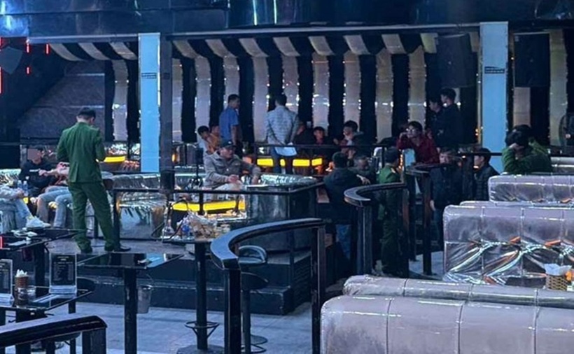 Lực lượng chức năng tỉnh Đắk Lắk kiểm tra một quán bar và phát hiện nhiều đối tượng tổ chức sử dụng trái phép chất ma túy. (Ảnh: Cơ quan công an)