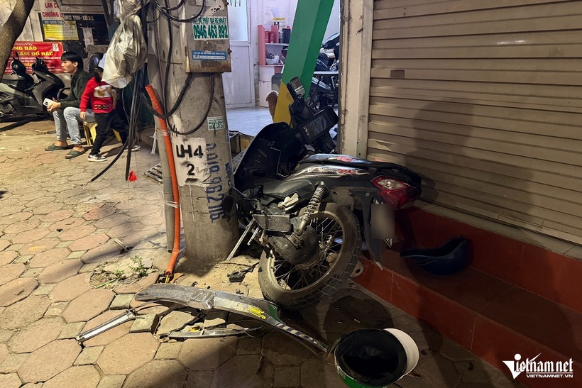 Xe máy hỏng nặng sau cú va chạm mạnh. (Ảnh: VietnamNet)