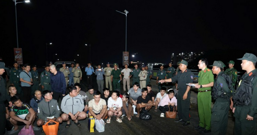 Công an tỉnh Lạng Sơn tiếp nhận các đối tượng tại cửa khẩu Long Bình, tỉnh An Giang. (Ảnh: Công an Lạng Sơn)
&nbsp;Đối tượng Nguyễn Thị Chín (biệt danh: Hoa) tại cơ quan Công an. (Ảnh: Công an Lạng Sơn)