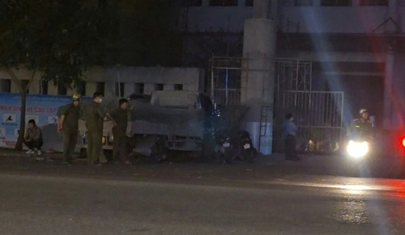 Cơ quan chức năng có mặt tại hiện trường vụ tai nạn lao động tử vong tại nhà thi đấu Phú Thọ. Ảnh: Thanh Niên