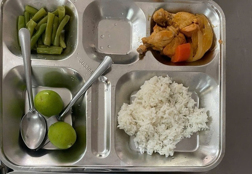 Bữa ăn bán trú được đăng trên mạng xã hội kèm phản ánh lượng đồ ăn quá ít. Ảnh: ZNews