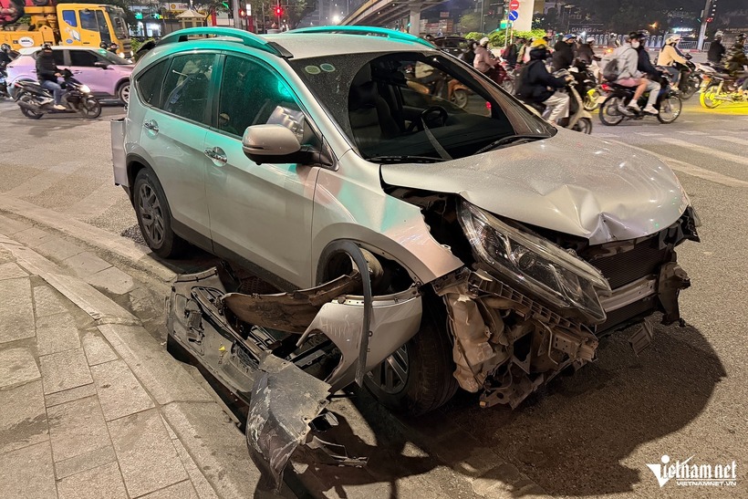 Nhiều mảnh vỡ của ô tô con vương vãi khắp mặt đường. Ảnh: Vietnamnet.