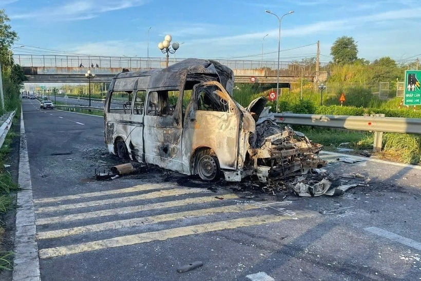 Vụ tai nạn khiến xe cứu thương bị thiêu rụi hoàn toàn. Ảnh: Báo Dân trí.