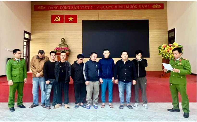 Các đối tượng trong đường dây tổ chức đánh bạc và đánh bạc. (Ảnh: Cơ quan công an)