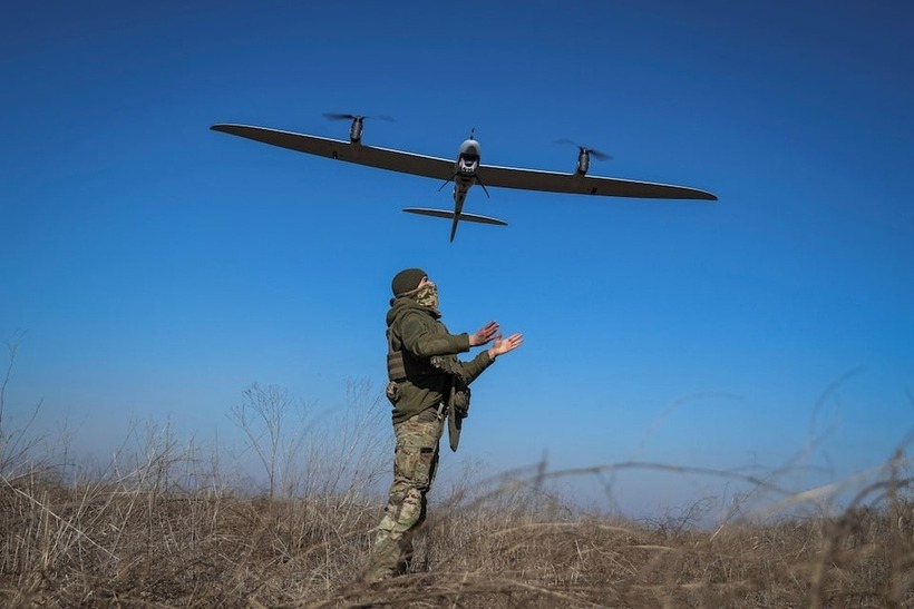 Binh sĩ Ukraine điều khiển UAV (Ảnh: Reuters).