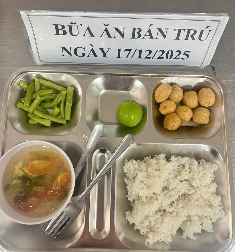 Hình ảnh suất ăn trưa của Trường THPT Trưng Vương gây tranh cãi trên mạng xã hội. Ảnh: Dân trí