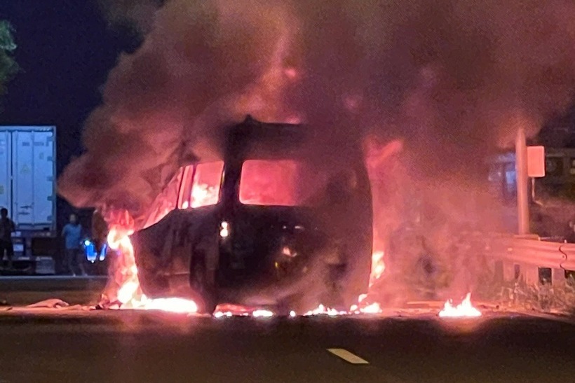 Chiếc xe cứu thương bốc cháy sau tai nạn. Ảnh: Dân Trí