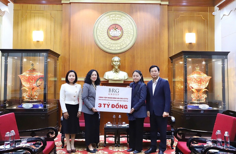 Bà Nguyễn Hoàng Yến - Phó Tổng Giám đốc Tập đoàn BRG đại diện trao tặng ủng hộ qua Ủy ban Trung ương MTTQ Việt Nam
