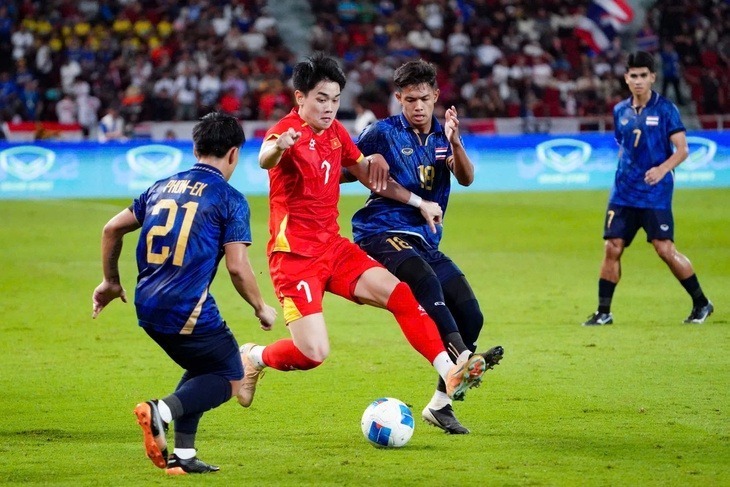 U22 Thái Lan (áo xanh) được cho là không đủ thể lực dẫn đến thất bại trước Việt Nam. Ảnh: Tuổi trẻ Online