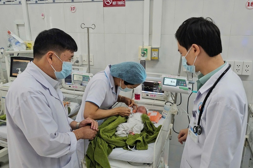 Sau 10 ngày điều trị, sức khỏe bé đã ổn định, tự bú sữa bằng bình. Ảnh: Báo Dân trí.