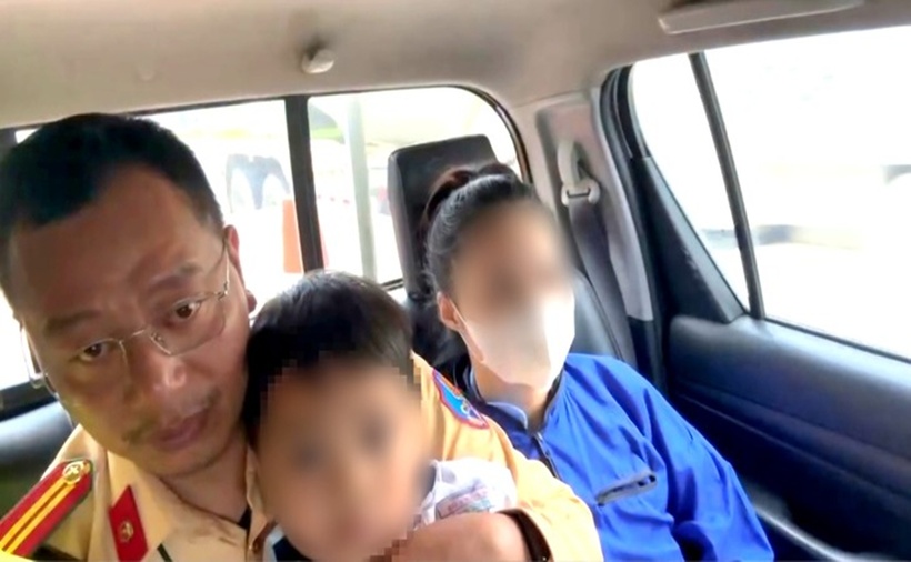 Tổ công tác của Trạm cảnh sát giao thông Hòa Hiệp dùng xe đặc chủng đưa cháu bé đi cấp cứu. (Ảnh: Tuổi trẻ)