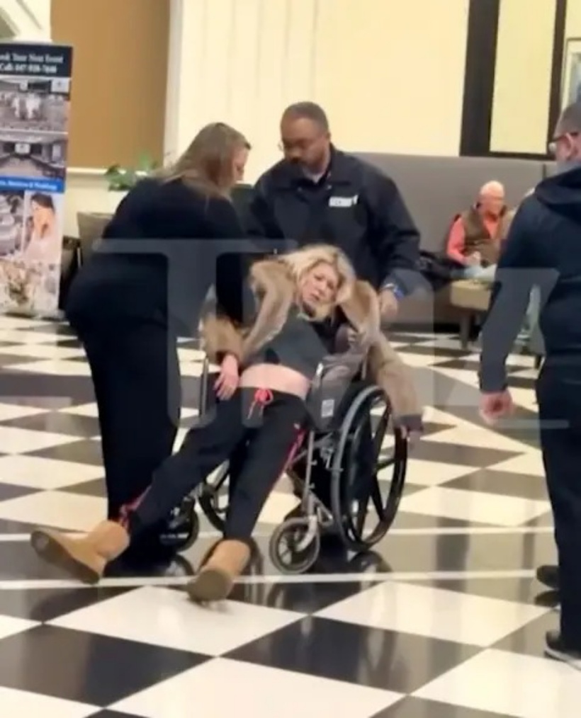 Tara Reid bất tỉnh, được đưa đến bệnh viện. Ảnh:&nbsp;TMZ.