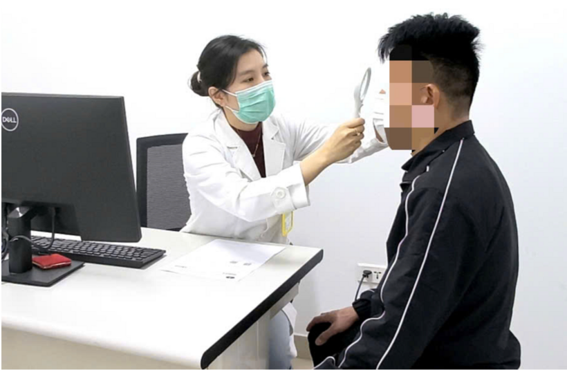 Bác sĩ thăm khám cho bệnh nhân. Ảnh: VietNamNet.