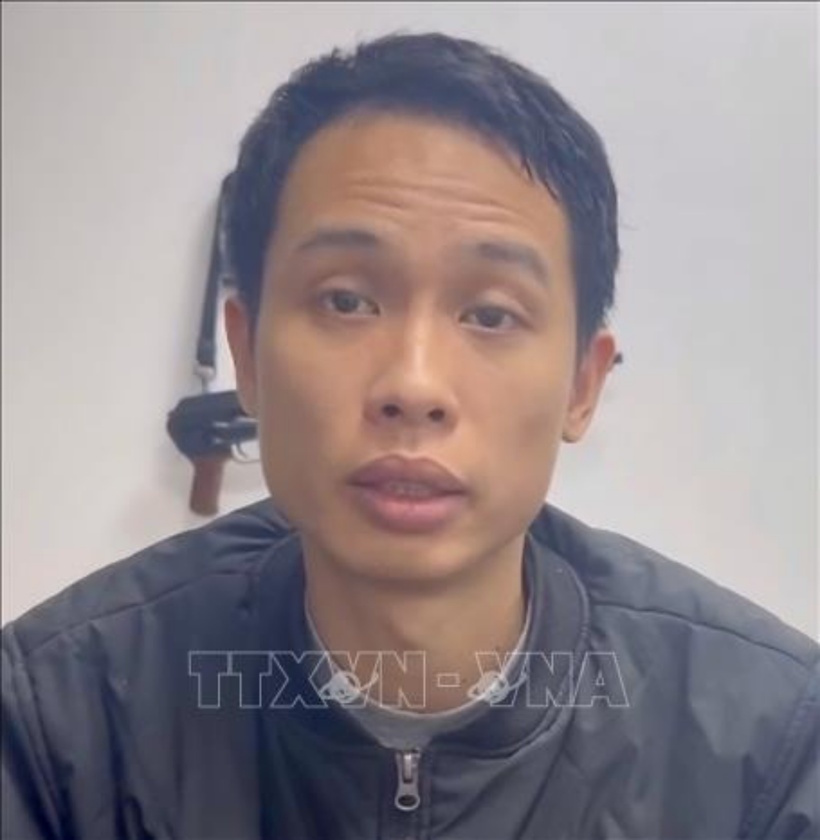 Đối tượng Vũ Đức Việt ra đầu thú. Ảnh: TTXVN.