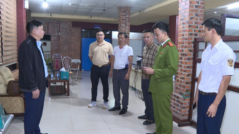 Cơ quan CSĐT thi hành Lệnh khám xét nơi làm việc của đối tượng Nguyễn Xuân Sơn. Ảnh: PLO.