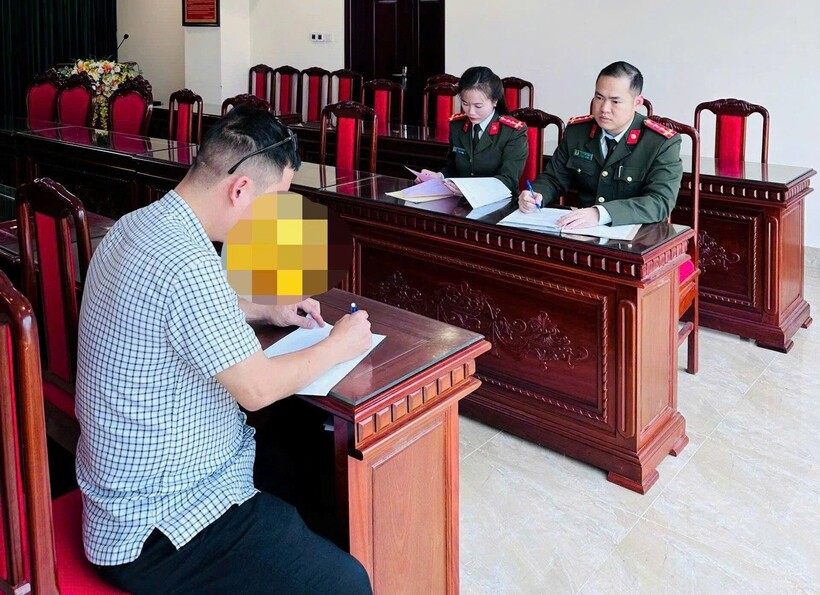 Ông B.V.N tại cơ quan công an. Ảnh: Công an tỉnh Lào Cai.