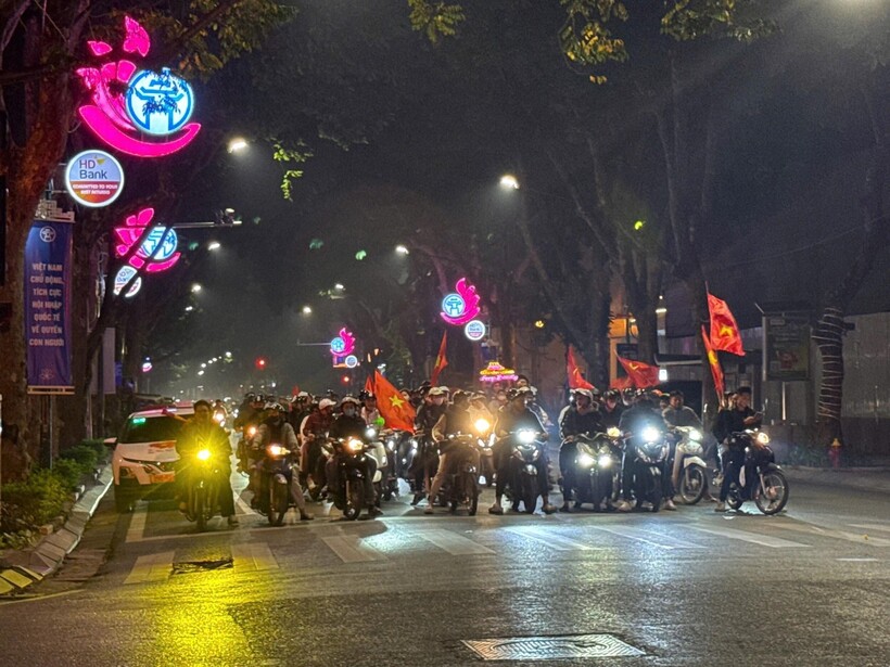 Người dân nghiêm túc dừng chờ đèn đỏ.