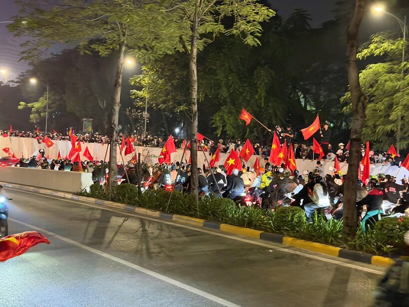 Vui chiến thắng, người dân Thủ đô không quên chấp hành an toàn giao thông - 5