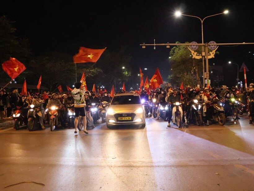 Người dân Thủ đô vui mừng chiến thắng.