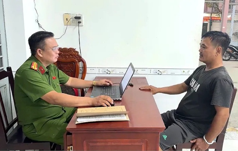 Cơ quan công an làm việc với đối tượng Phan Văn Nho. (Ảnh: Công an TP Cần Thơ)
