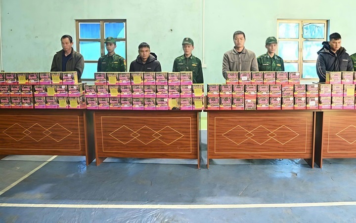 Các đối tượng vận chuyển pháo nổ và tang vật tại trụ sở Biên phòng. Ảnh: VTC News