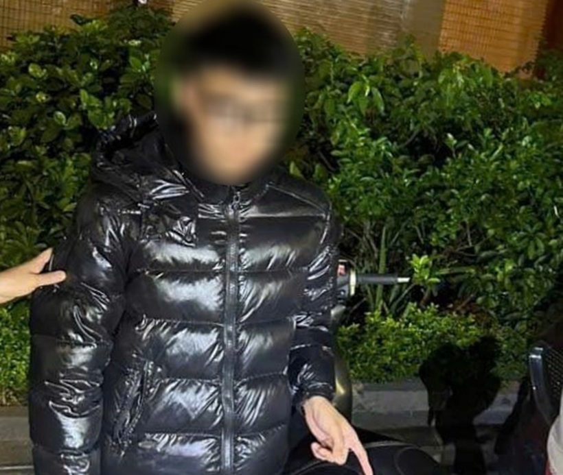 Đối tượng cùng tang vật thu giữ. Ảnh: Công an TP.Hà Nội