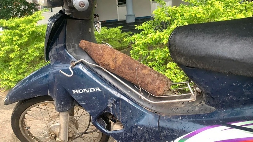 Phát hiện vật nghi là đạn pháo chưa nổ, người đàn ông chở thẳng đến trụ sở công an. Ảnh: PLO.