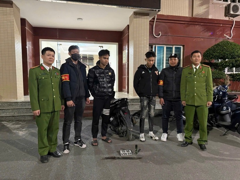 Hai thanh niên tháo biển kiểm soát giấu trong cốp xe, chở nhau từ Phú Thọ xuống Hà Nội, mang theo kiếm và bình xịt hơi cay. Ảnh: An ninh thủ đô