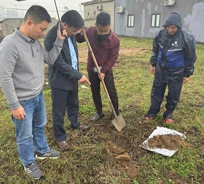 Lực lượng chức năng lấy mẫu đất để làm rõ nguyên nhân.