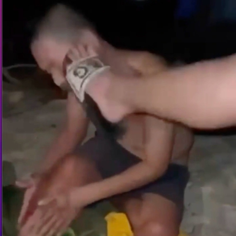 Hình ảnh nhóm trẻ dùng chân đạp vào mặt người đàn ông. Ảnh: Dân trí