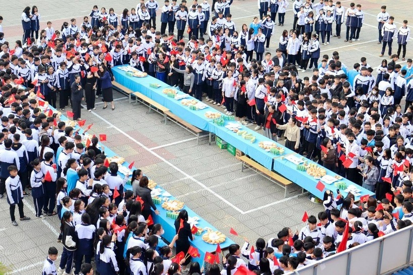 Thầy hiệu trưởng ở Hải Phòng mời toàn bộ học sinh ăn sáng. Ảnh: Tạp chí Tri thức.