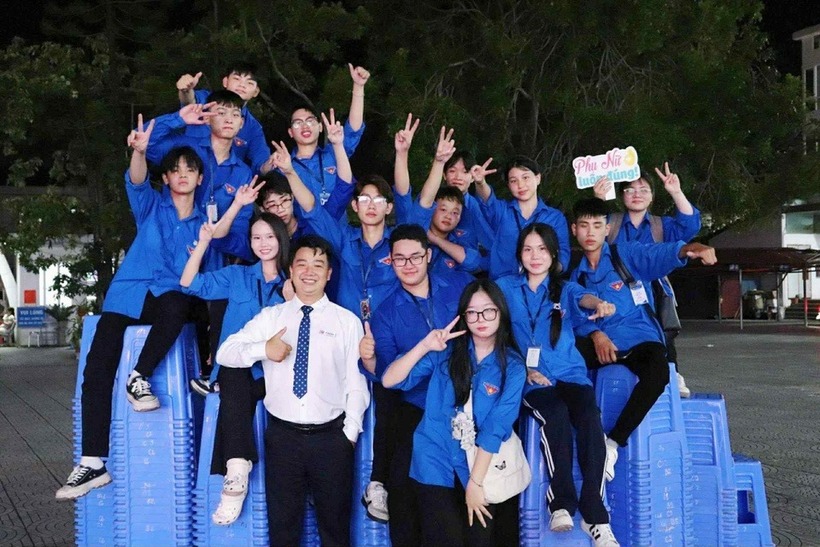 Thầy Vũ Xuân Quang và các học trò. Ảnh: Tạp chí Tri thức.