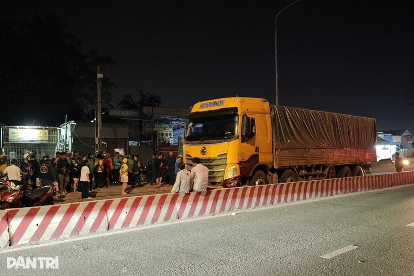 Hiện trường vụ tai nạn nghiêm trọng khiến 2 thiếu niên bị cuốn vào gầm xe tải, tử vong thương tâm ở TP.HCM - 2