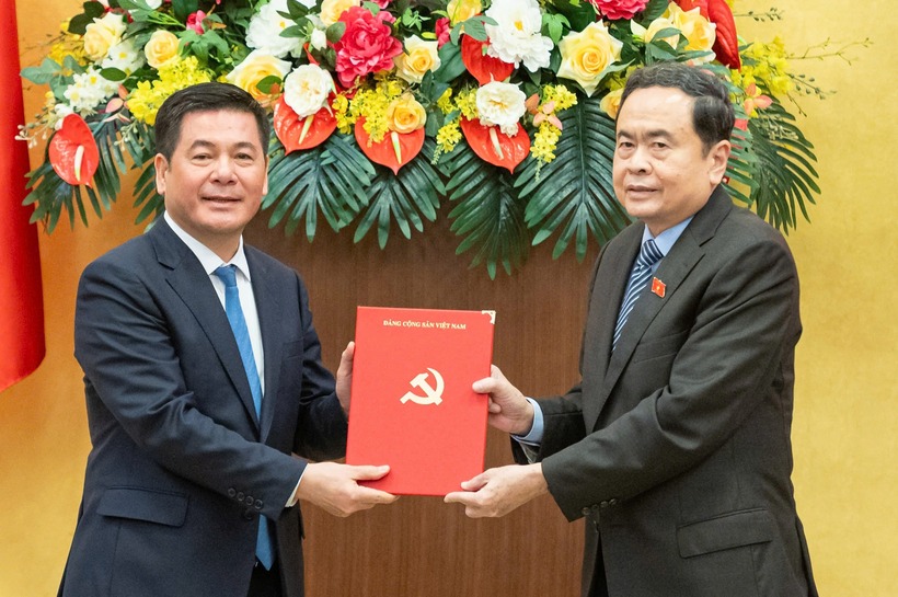 Chủ tịch Quốc hội Trần Thanh Mẫn trao quyết định của Bộ Chính trị cho ông Nguyễn Hồng Diên. (Ảnh: Phạm Thắng)