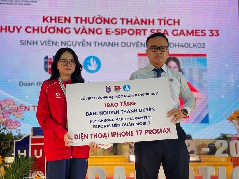 guyễn Thanh Duyên, sinh viên Trường Đại học Ngân hàng TPHCM - người xuất sắc giành huy chương vàng SEA Games 33 được nhà trường tuyên dương. Ảnh: GD&TĐ
