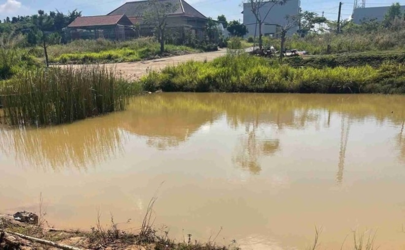 Hồ nước trong khu dân cư Đông Đô (phường B'Lao, tỉnh Lâm Đồng) - nơi xảy ra vụ đuối nước khiến 1 em học sinh tử vong. (Ảnh: Lao động)