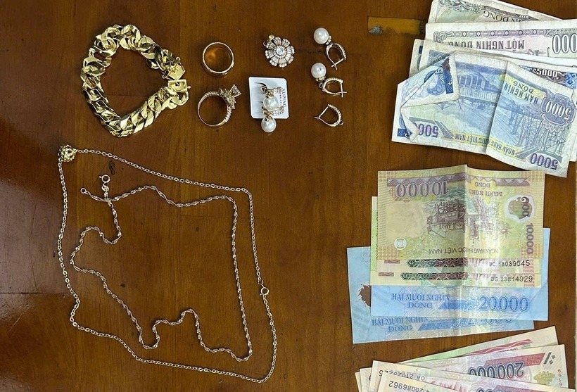 Nhiều vàng, trang sức trong chiếc ví của nạn nhân đánh rơi. (Ảnh: Công an phường Tân Bình)