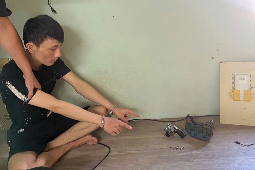 Đối tượng tàng trữ chất ma túy thủ súng để phòng thân. (Ảnh: Công an tỉnh Gia Lai)
