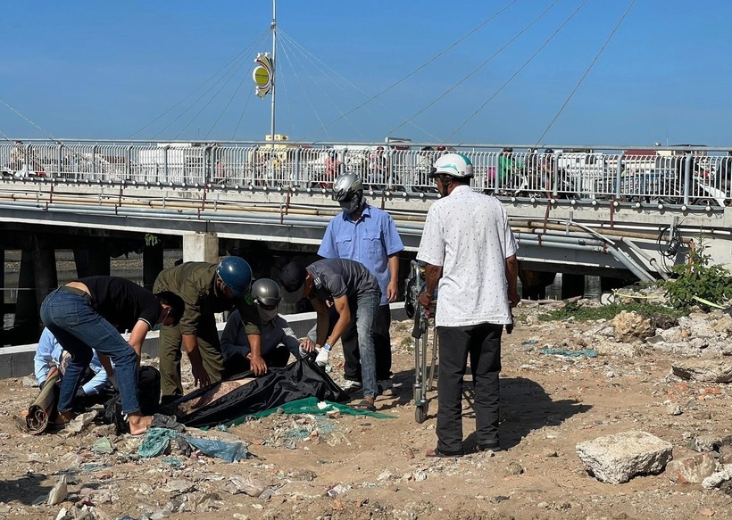 Thi thể nạn nhân được đưa lên bờ phục vụ công tác điều tra. (Ảnh: VietnamNet)