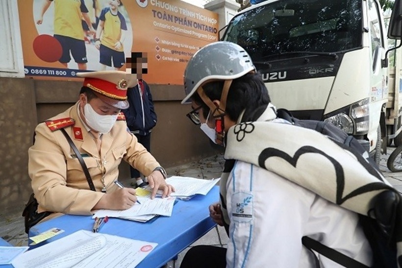 CSGT kiểm tra, xử lý vi phạm trật tự ATGT liên quan đến học sinh. Ảnh: ZNews